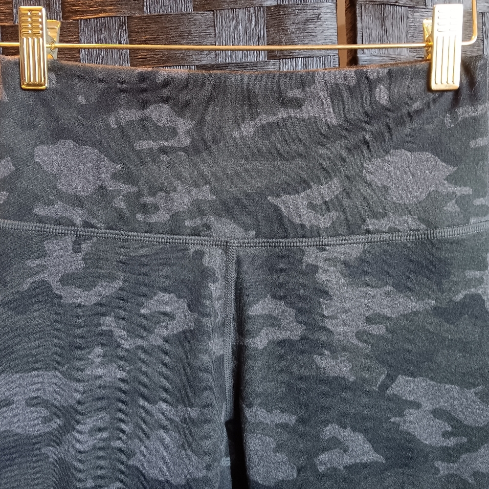 Fabletics Camo Print Legging Mid Rise Powerhold - Picture 4 of 5